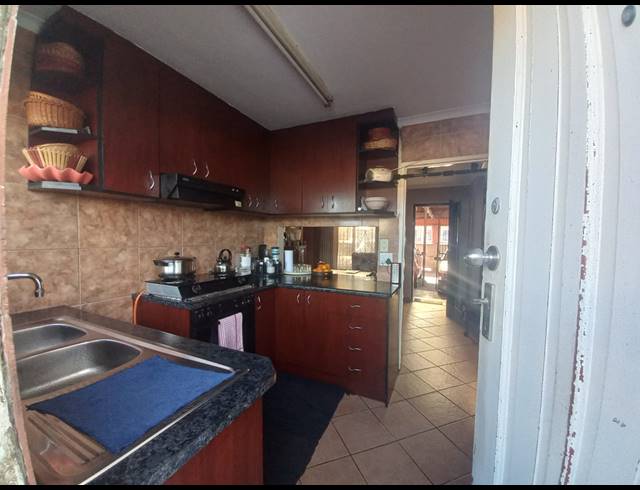6 BEDROOM HOUSE FOR SALE IN WOODLANDS